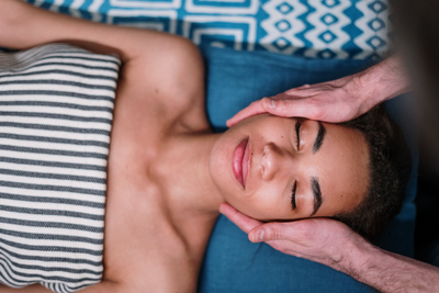 How Does LED Light Therapy Help Cleanse the Skin?